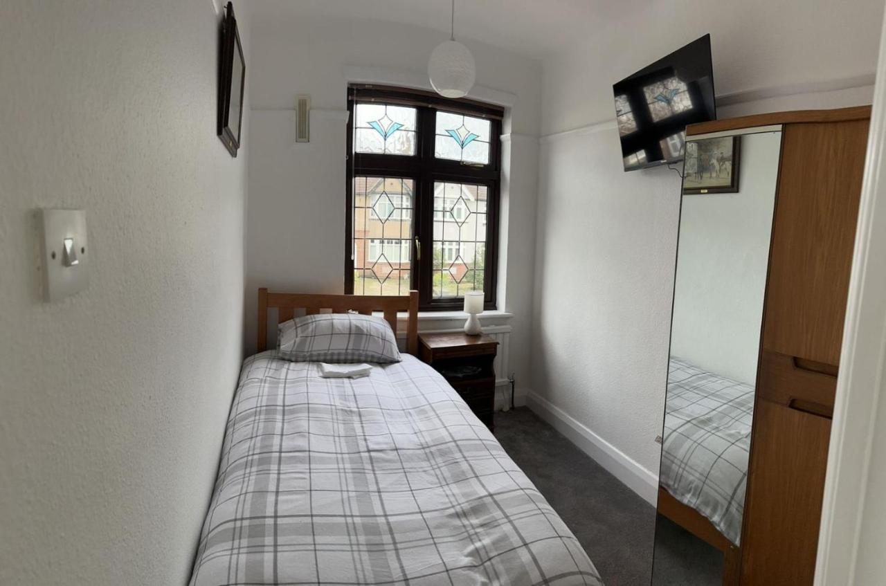 Amazing And Romantic O2 Arena 4 Bedrooms House Free Parking Лондон Экстерьер фото